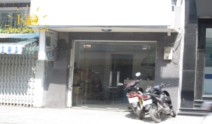 Phía trước nhà nguyên căn thoáng mát Phía trước nhà nguyên căn thoáng mát