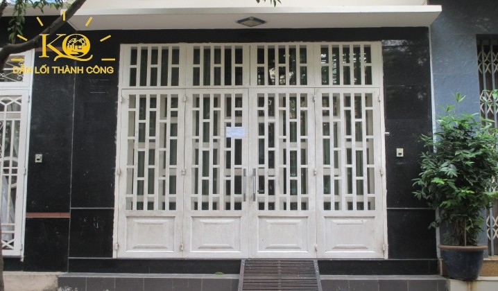 Mặt trước của ngôi nhà, rộng, thoáng. Mặt trước của ngôi nhà, rộng, thoáng.