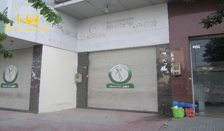 Mặt trước nhà không gian rộng rãi Mặt trước nhà không gian rộng rãi