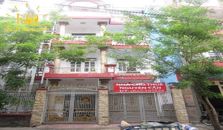 Mặt trước nhà không gian thoáng mát, yên tĩnh. Mặt trước nhà không gian thoáng mát, yên tĩnh.