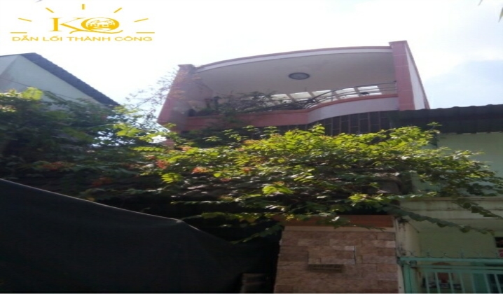 Bên ngoài có cổng rào bao quanh Bên ngoài có cổng rào bao quanh