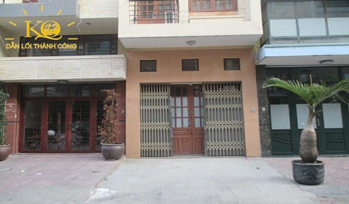 Mặt trước nhà không gian thoáng mát, yên tĩnh. Mặt trước nhà không gian thoáng mát, yên tĩnh.