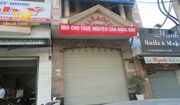 mặt trước nhà không gian thoáng mát, rộng rãi. mặt trước nhà không gian thoáng mát, rộng rãi.