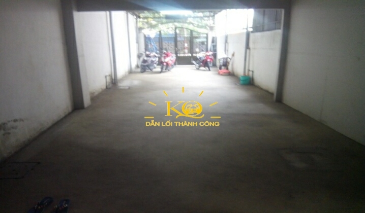 Khuôn viên sân trước Khuôn viên sân trước