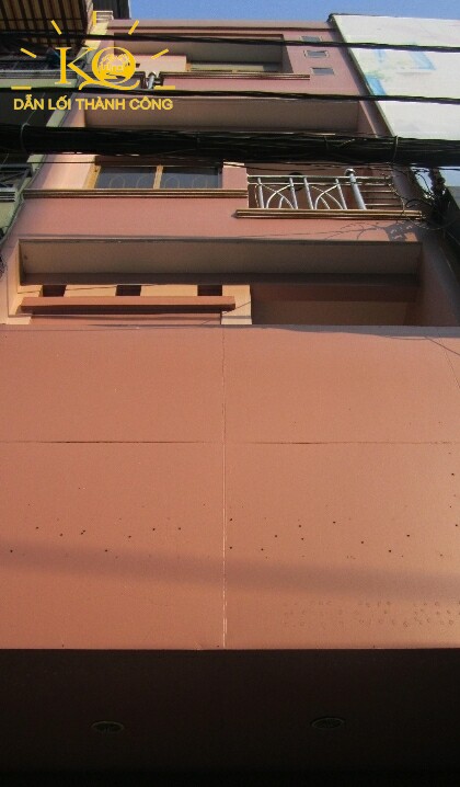 Nhìn căn nhà từ bên ngoài Nhìn căn nhà từ bên ngoài