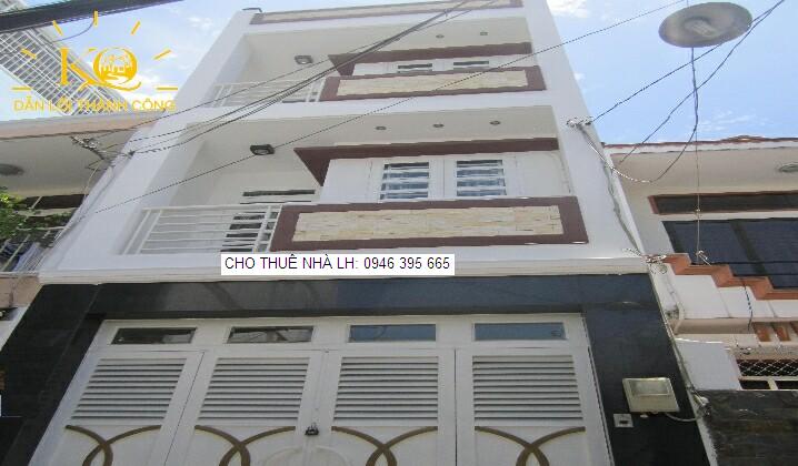 Nhìn căn nhà từ bên ngoài cầu thang giữa nhà