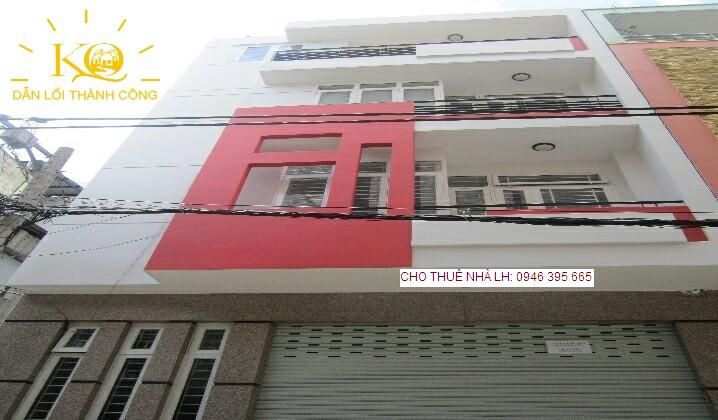 Nhìn căn nhà từ bên ngoài cầu thang giữa nhà