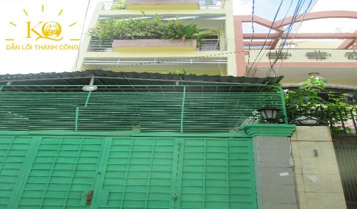 Nhìn căn nhà từ bên ngoài Nhìn căn nhà từ bên ngoài