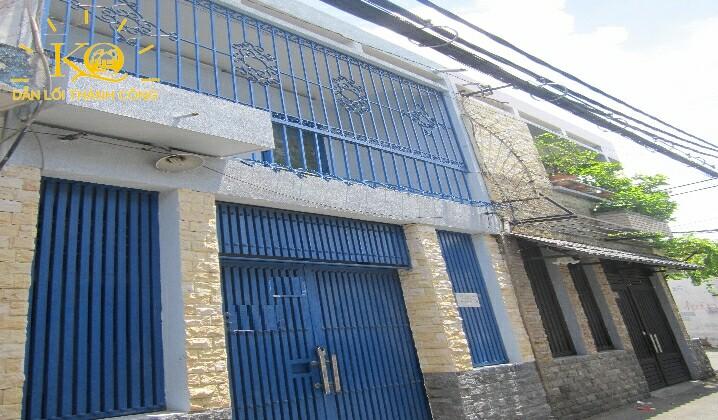 Nhìn căn nhà từ bên ngoài Nhìn căn nhà từ bên ngoài