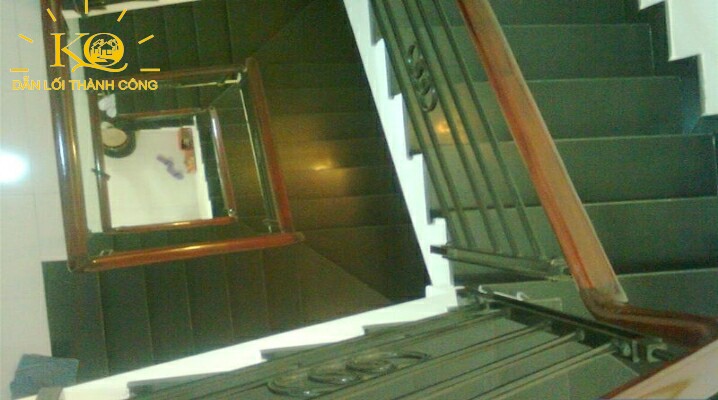 cầu thang đi lên cầu thang đi lên