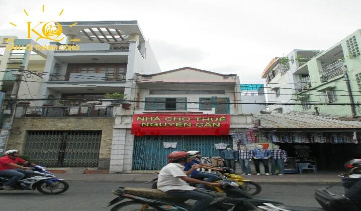 Căn nhà nhìn từ bên ngoài Căn nhà nhìn từ bên ngoài