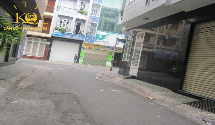 Con đường vào nhà mặt trước nhà