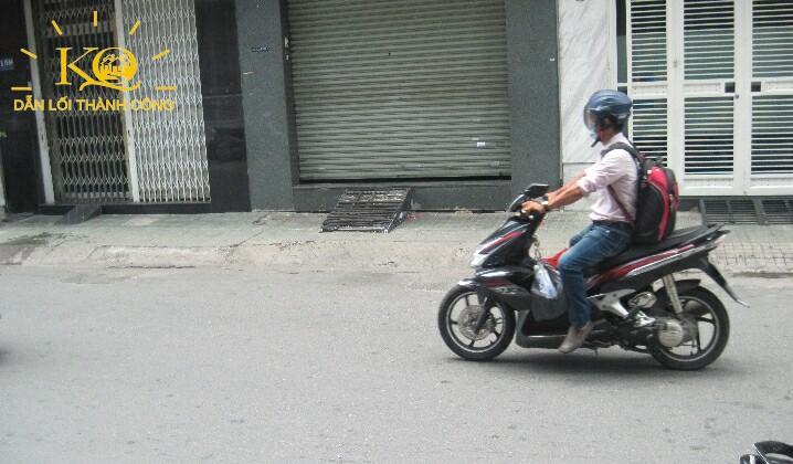 Con đường vào nhà mặt trước nhà