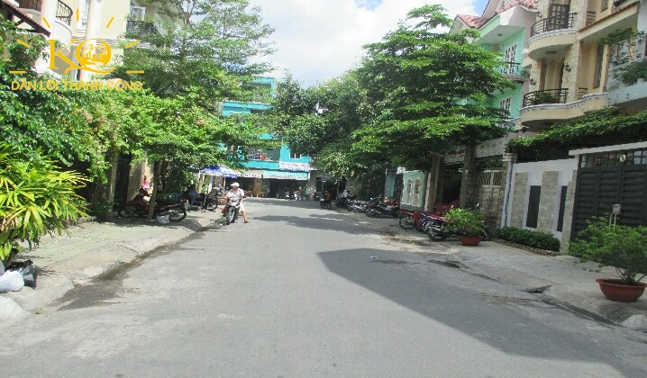 Con đường vào nhà mặt trước nhà