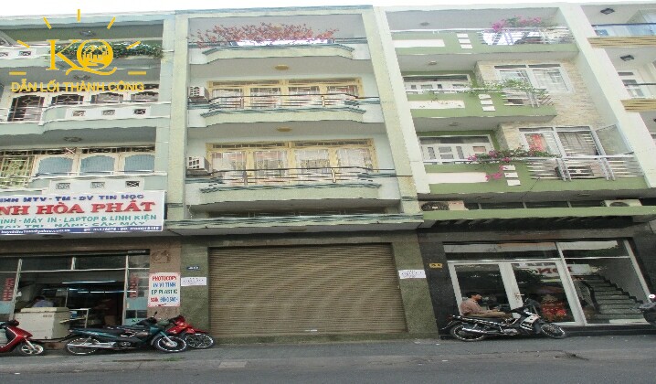 Căn nhà nhìn từ bên ngoài Căn nhà nhìn từ bên ngoài