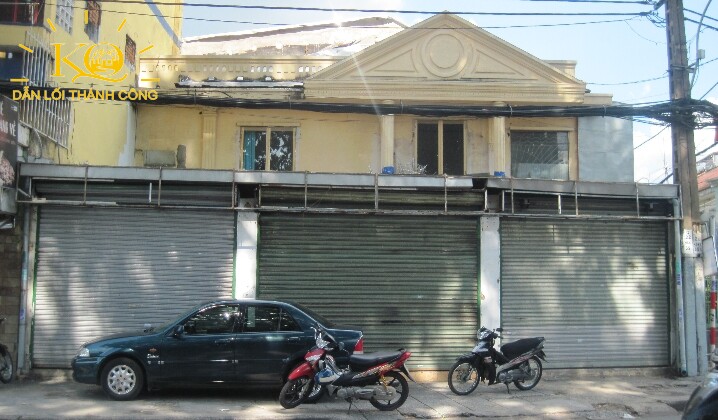 Nhìn căn nhà từ bên ngoài Nhìn căn nhà từ bên ngoài