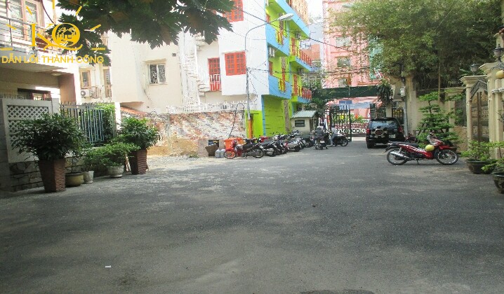 Con đường vào nhà mặt trước nhà