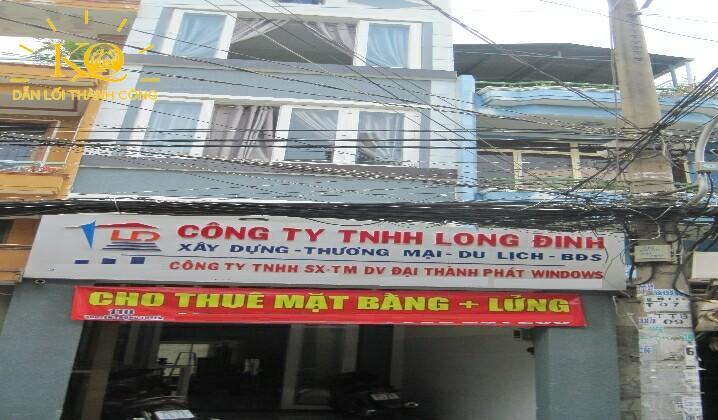 Nhìn căn nhà từ bên ngoài Nhìn căn nhà từ bên ngoài