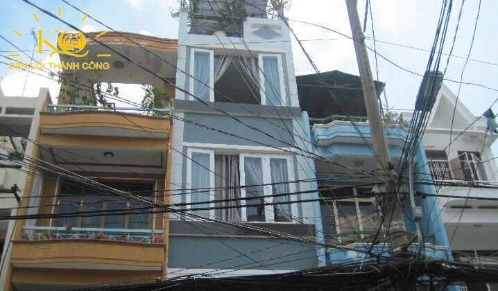 Nhìn căn nhà từ bên ngoài Nhìn căn nhà từ bên ngoài