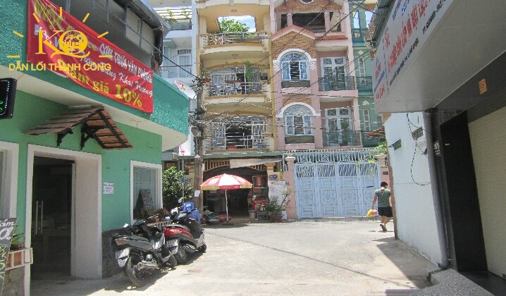 Đường vào nhà mặt trước nhà