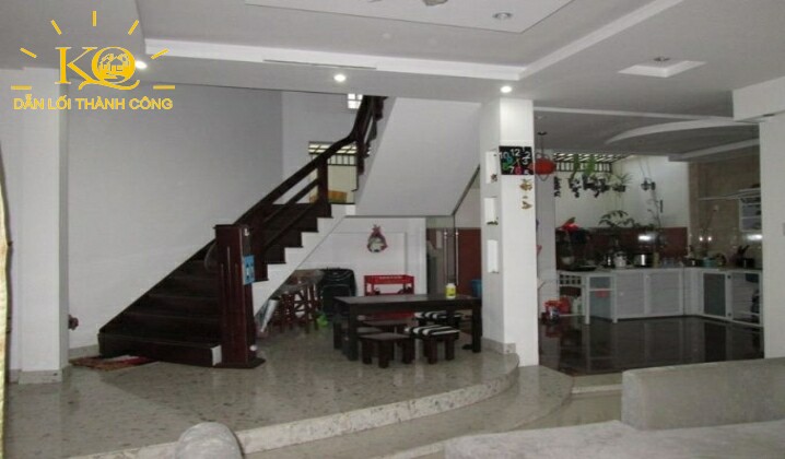 Gian bếp, mặt trước nhà