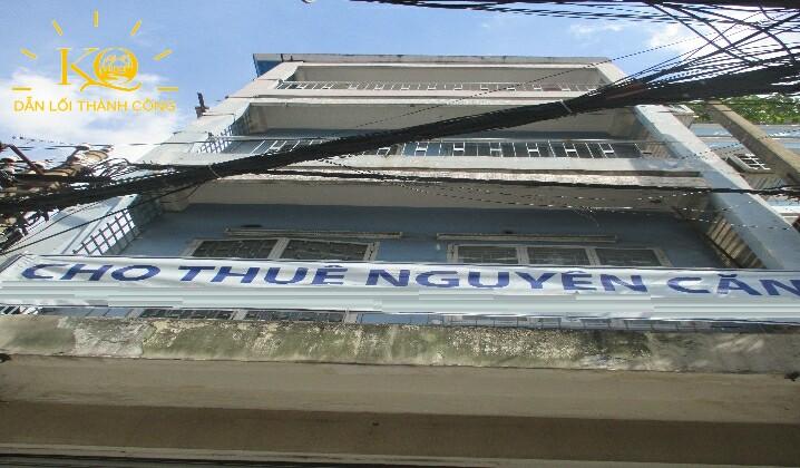 Căn nhà nhìn từ bên ngoài Căn nhà nhìn từ bên ngoài