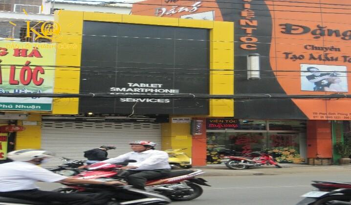 Căn nhà nhìn từ bên ngoài Căn nhà nhìn từ bên ngoài