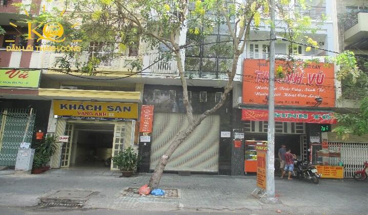 Mặt trước căn nhà Nhìn tổng quát cầu thang