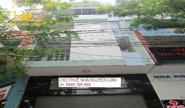 Nhìn căn nhà từ bên ngoài cầu thang giữa nhà