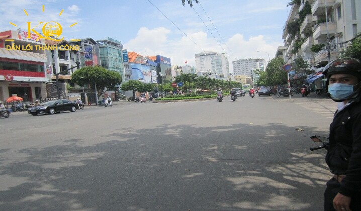 Mặt trước căn nhà Nhìn tổng quát cầu thang