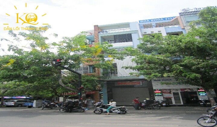 Mặt trước căn nhà Nhìn tổng quát cầu thang