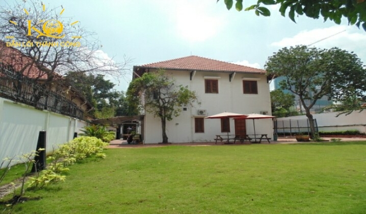 Khuôn viên sân nhà Khuôn viên sân nhà