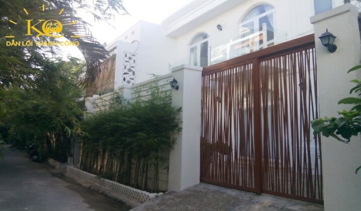 Phía trước nhà rộng, cây xanh thoáng mát Phía trước nhà rộng, cây xanh thoáng mát