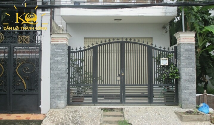 Phía trước nhà rộng rãi Phía trước nhà rộng rãi