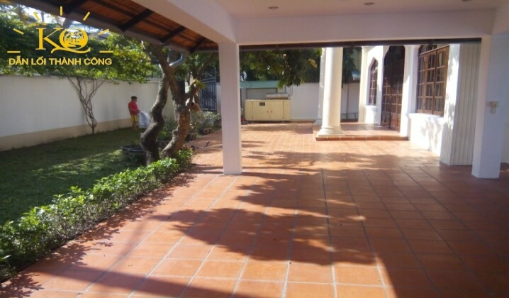 Khuôn viên sân nhà Khuôn viên sân nhà