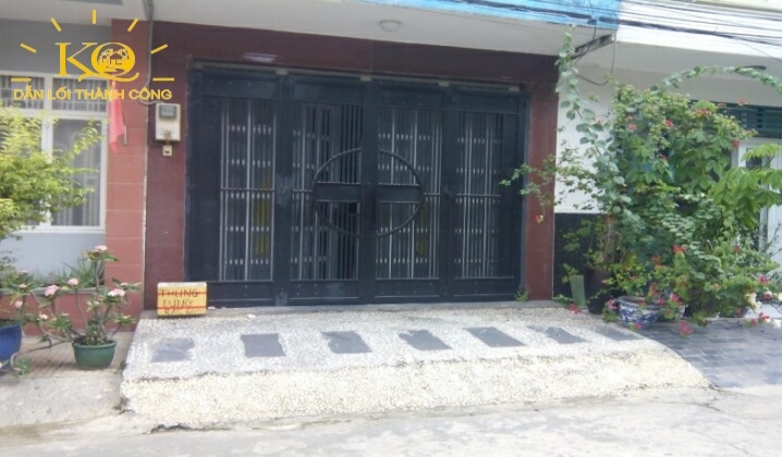 Khu vực trước cổng nhà Khu vực trước cổng nhà