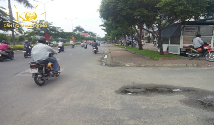 Con đường trước nhà rộng rãi Con đường trước nhà rộng rãi