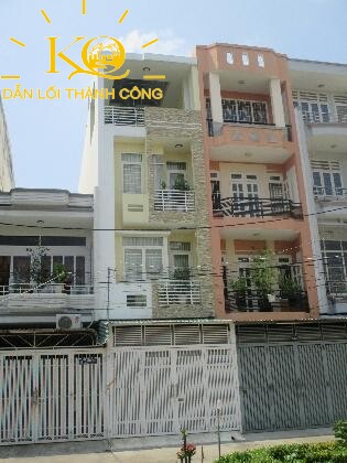 Nhìn căn nhà từ bên ngoài Nhìn căn nhà từ bên ngoài