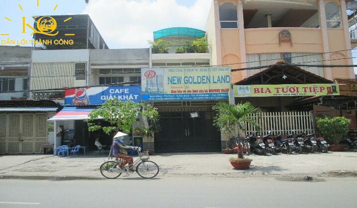 Nhìn căn nhà từ bên ngoài phòng khách