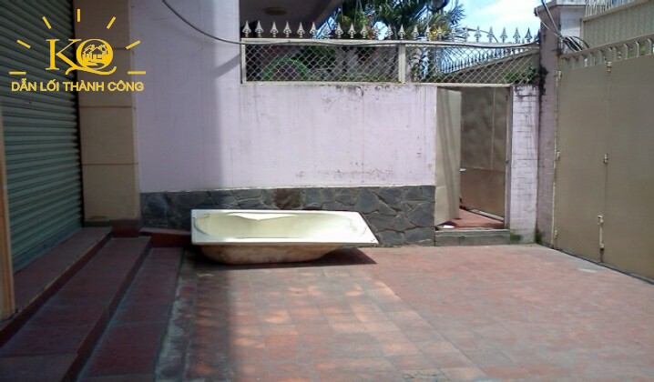 Một góc sân trước của căn nhà mặt trước nhà