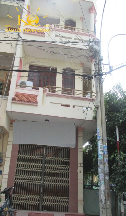 Nhìn căn nhà từ bên ngoài Nhìn căn nhà từ bên ngoài