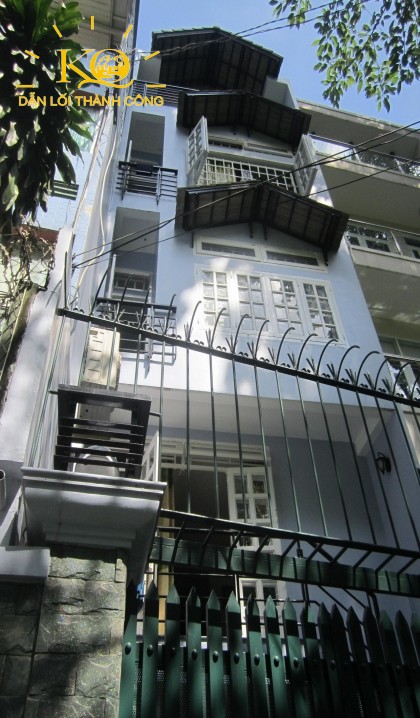 Nhìn căn nhà từ bên ngoài Nhìn căn nhà từ bên ngoài