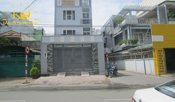 Nhìn căn nhà từ bên ngoài Nhìn căn nhà từ bên ngoài