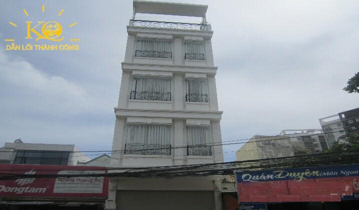 Nhìn căn nhà từ bên ngoài Nhìn căn nhà từ bên ngoài