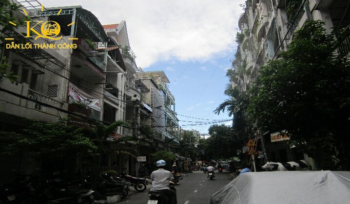 Đường vào nhà Nhìn căn nhà từ bên ngoài