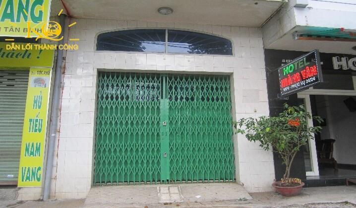 Mặt trước căn nhà Nhìn căn nhà từ bên ngoài