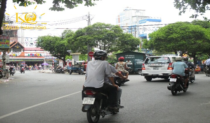 Con đường vào nhà Nhìn căn nhà từ bên ngoài