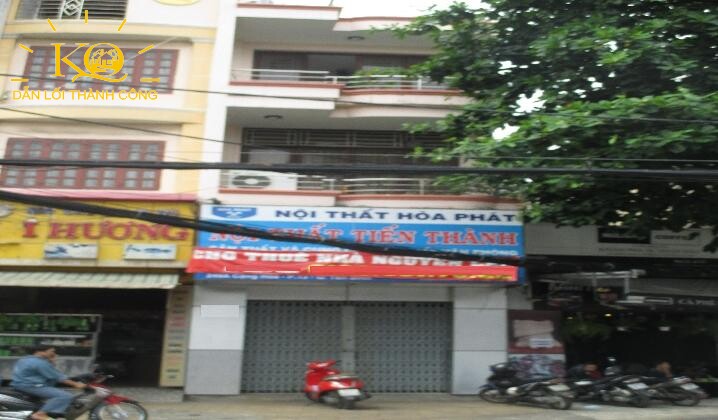 Nhìn căn nhà từ bên ngoài Nhìn căn nhà từ bên ngoài