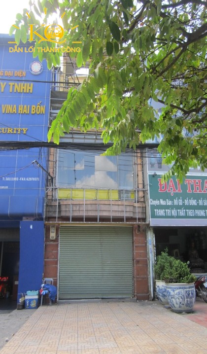 Nhìn căn nhà từ bên ngoài Nhìn căn nhà từ bên ngoài