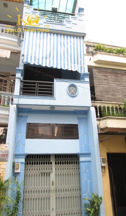 Nhìn căn nhà từ bên ngoài Nhìn căn nhà từ bên ngoài